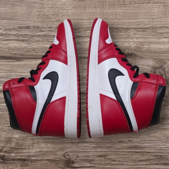 Used Air Jordan 1 Retro High OG 'Chicago' (2015) - Size 12 - 555088-101 - Picture 2 of 9